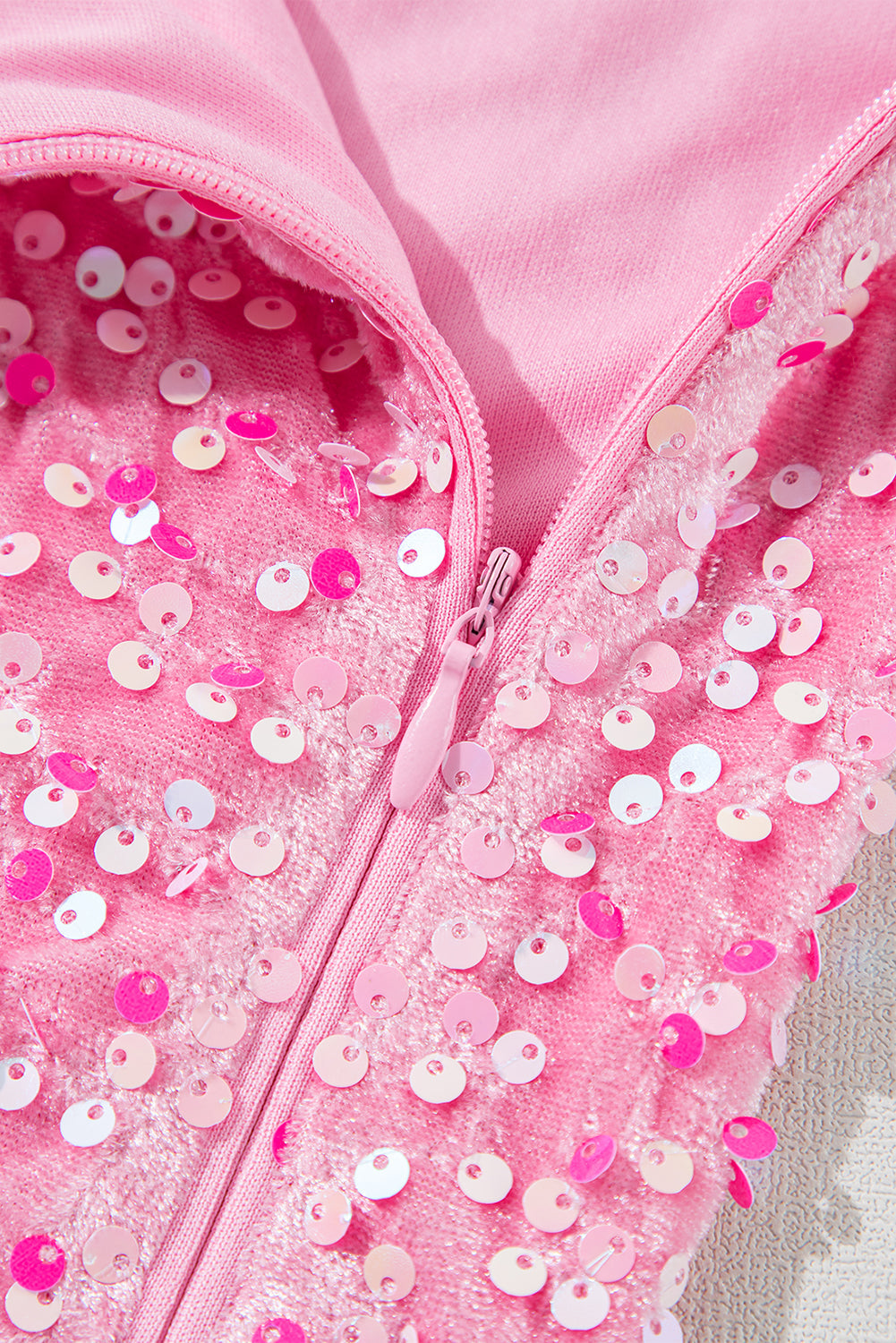 Mini-robe moulante a sequins et manches bouffantes