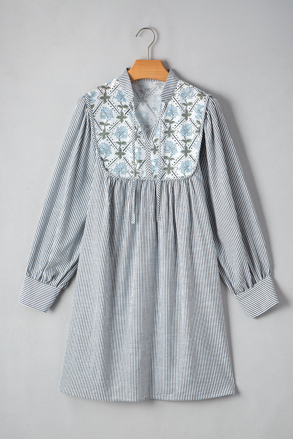 Mini-robe droite à manches longues et col en V noué en patchwork floral