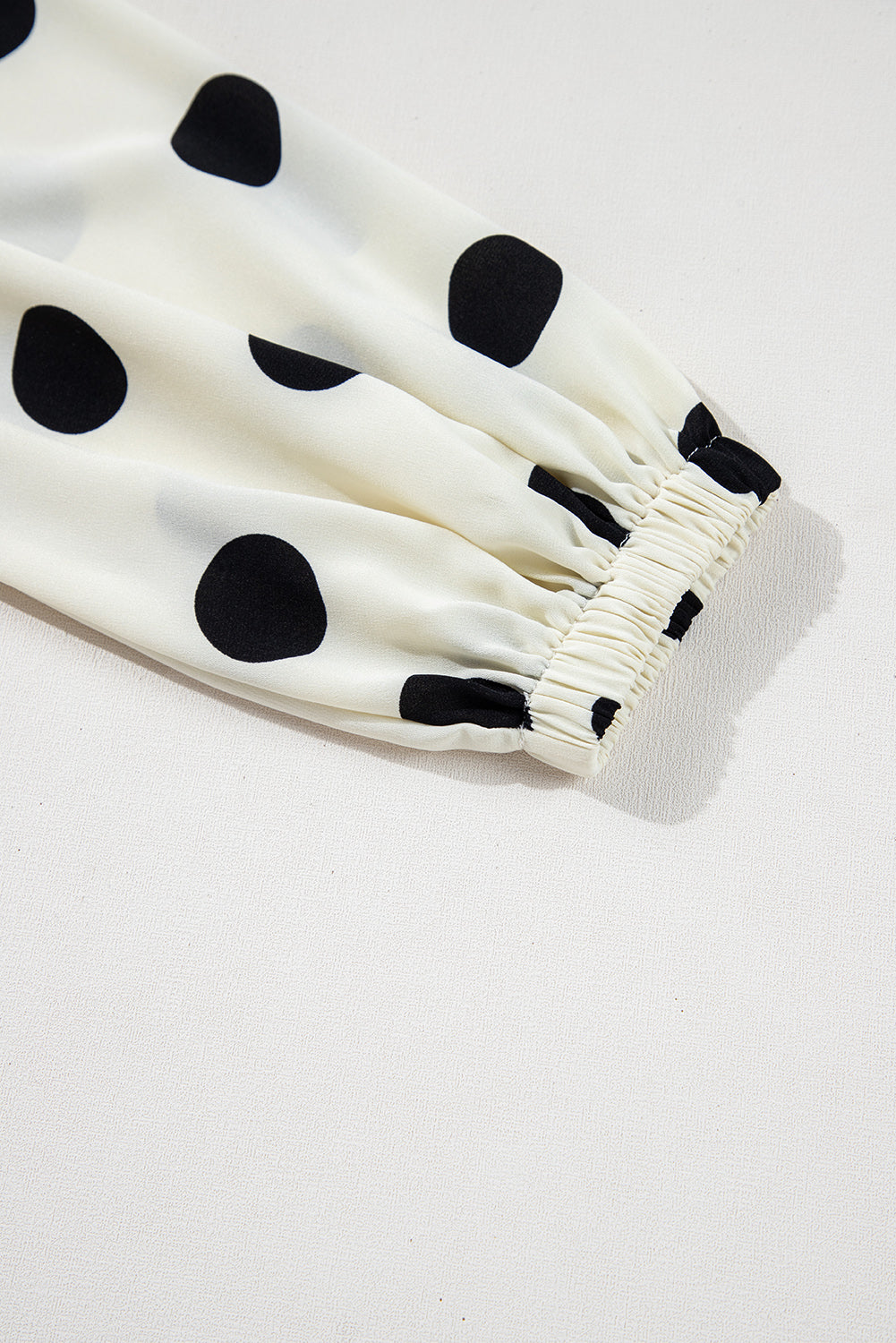 Mini-robe à pois, col en V, manches bouffantes et surplis