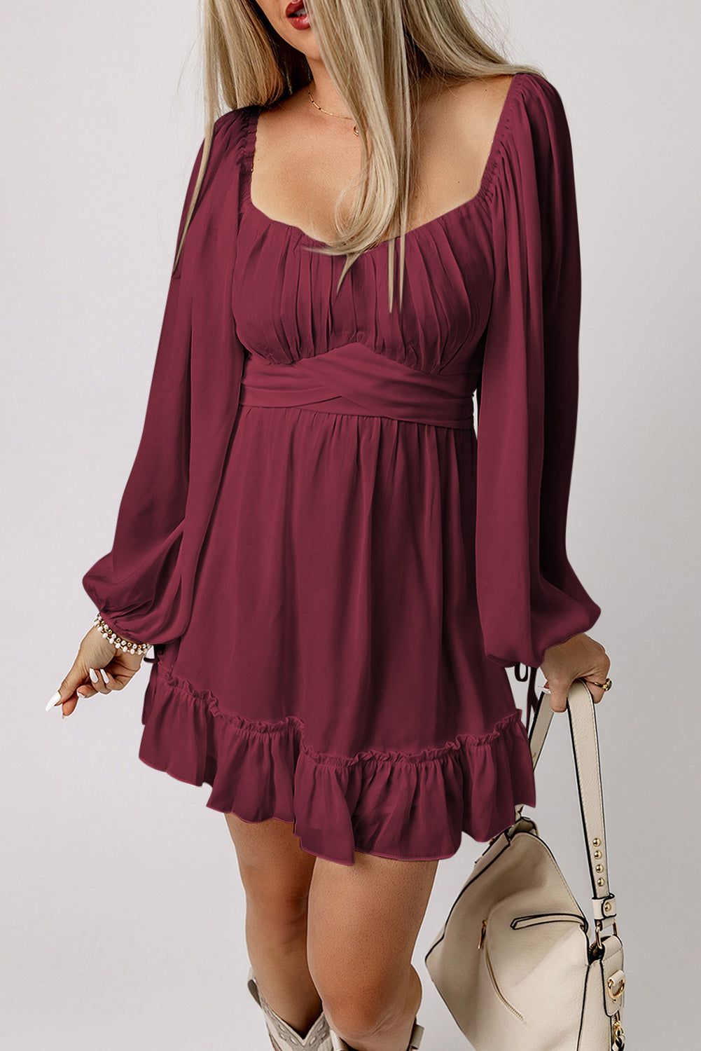 Mini-robe unie à volants taille haute col carré