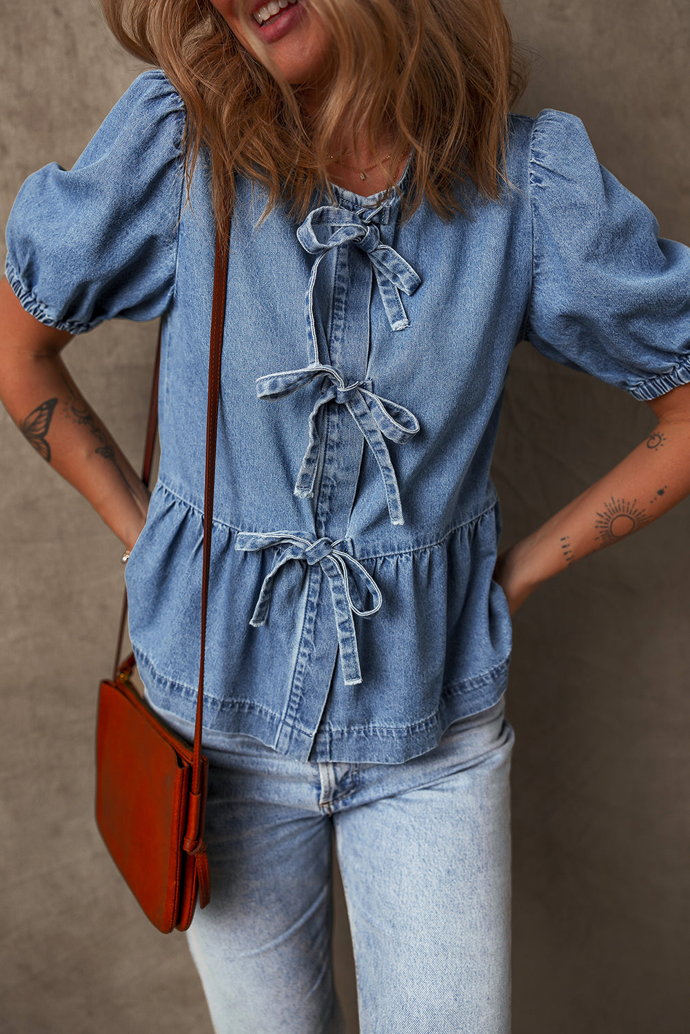 Chemise en jean péplum nouée sur le devant a manches bulles