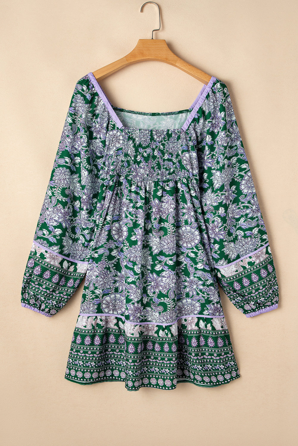 Robe à imprimé floral, bordure passepoilée, manches bouffantes, col carré