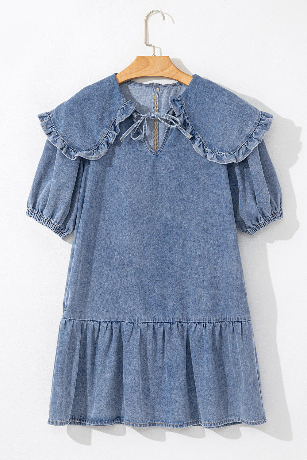 Mini-robe en jean à col volanté, poches latérales et manches bouffantes