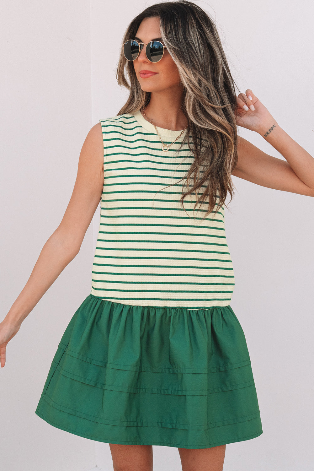Mini-robe tissée sans manches à volants