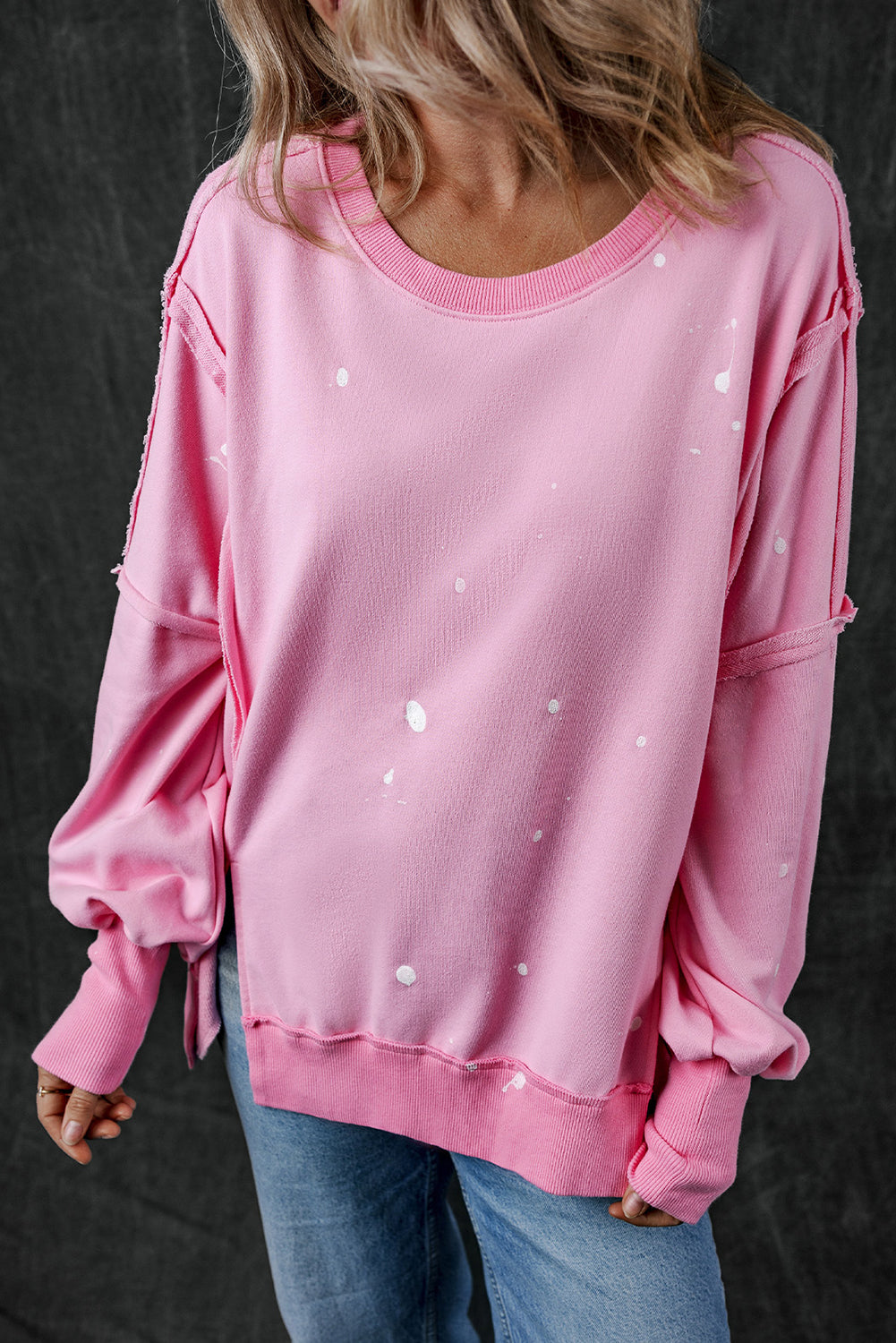 Sweat ample à coutures exposées et taches d'éclaboussures