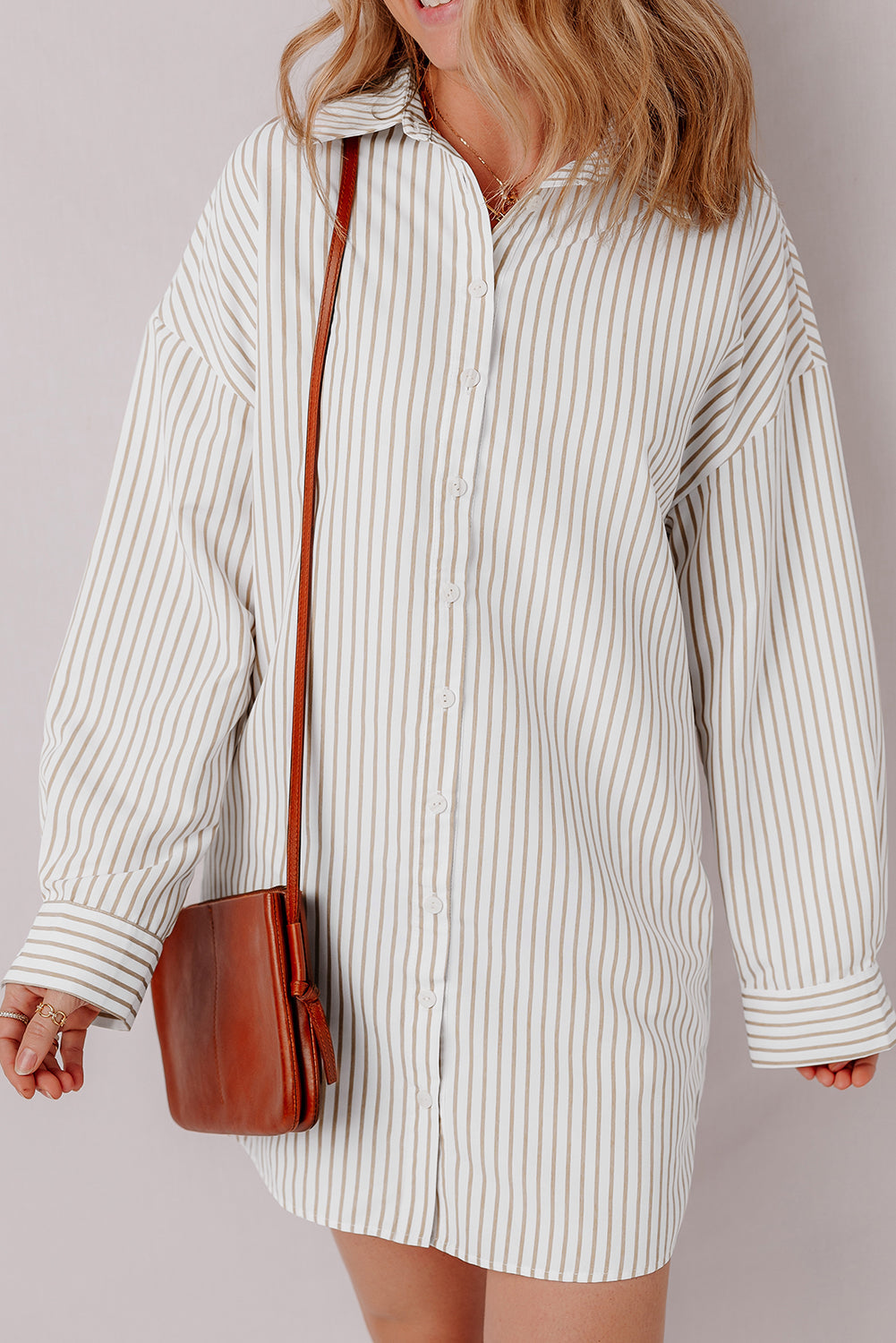 Mini-robe chemise boutonnée a manches longues