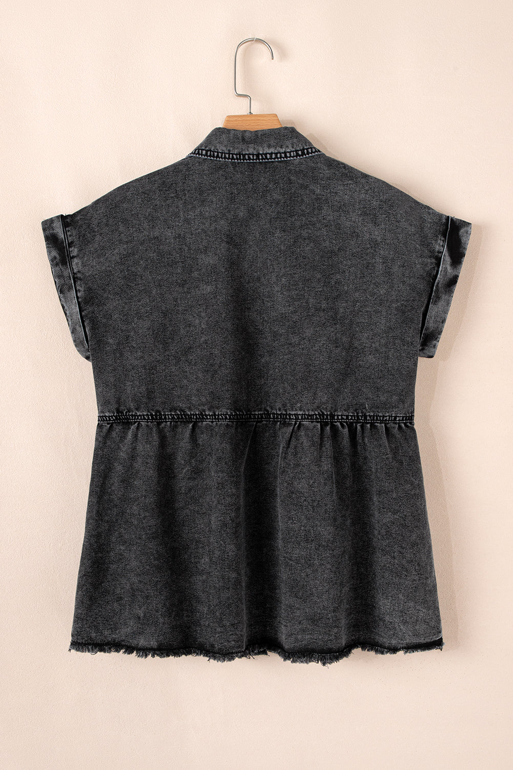 Chemise en jean à manches courtes, poche à rabat, boutonnée et ourlet brut