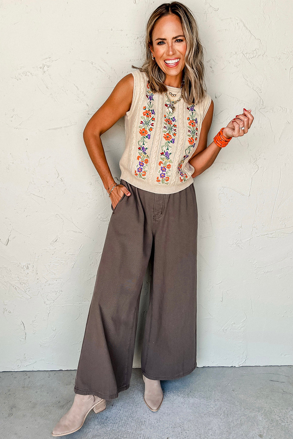 Gilet pull en tricot torsadé floral brodé