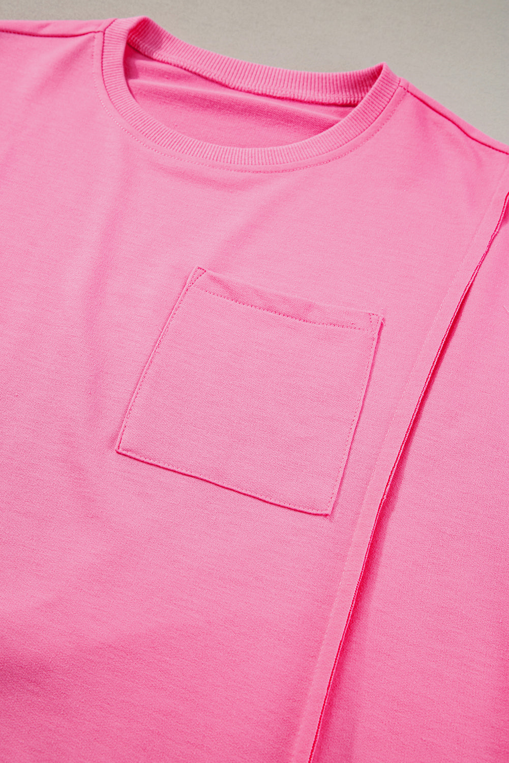 T-shirt ample fendu avec poche poitrine et couture exposée Bonbon
