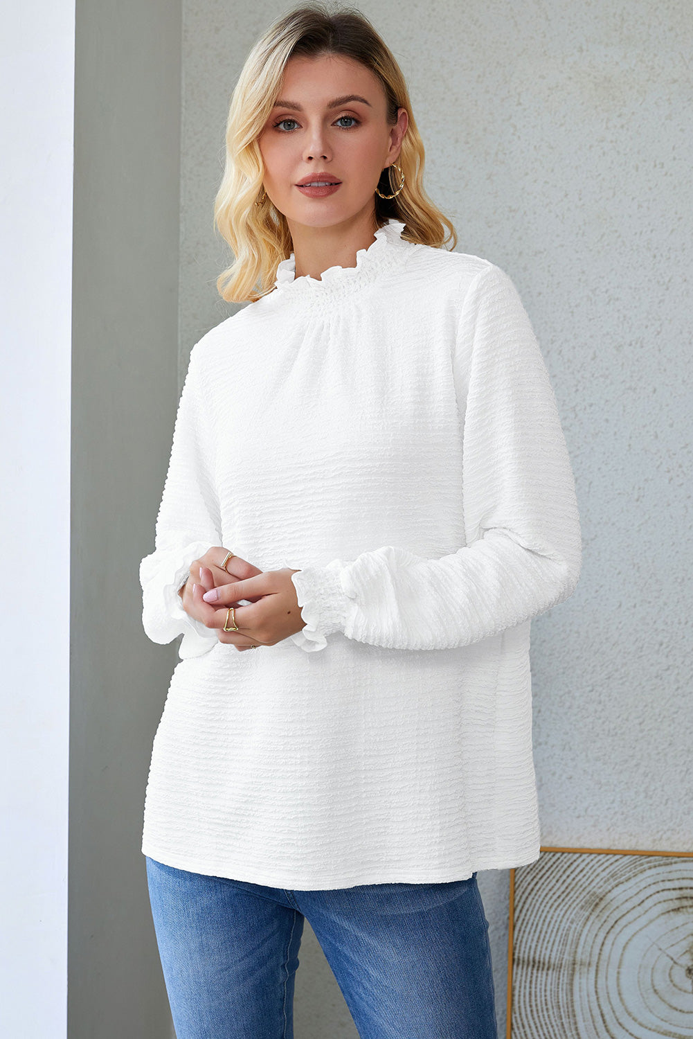 Blouse texturée à manches évêque et col smocké à volants