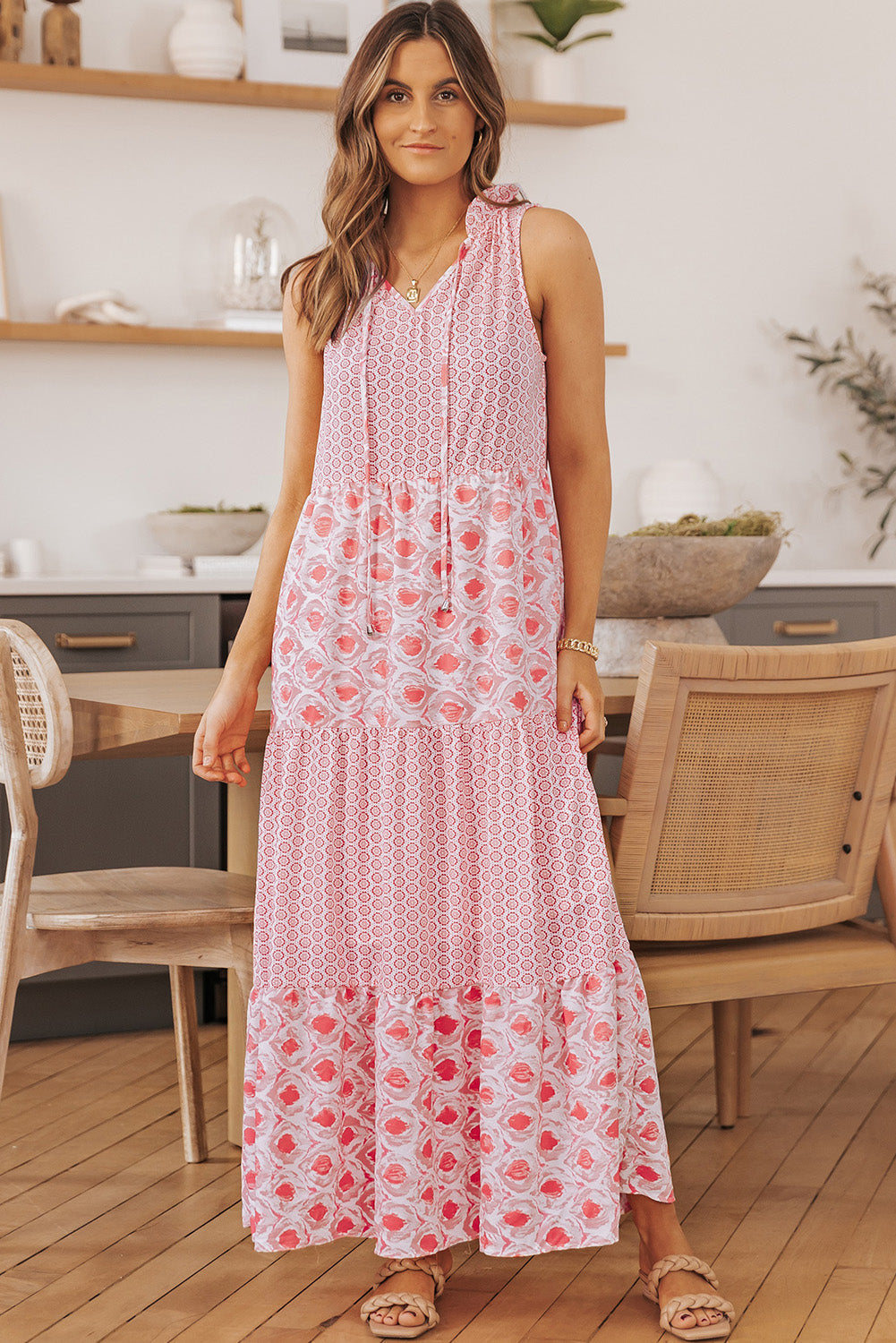 Robe longue sans manches à col fendu et imprimé abstrait