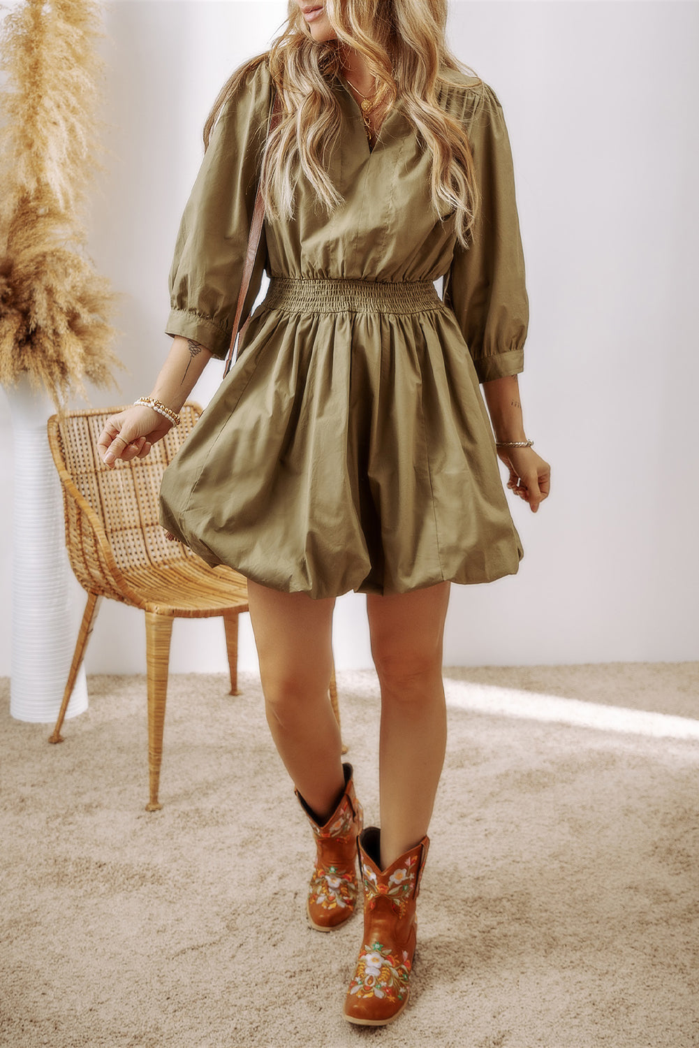 Mini-robe smockée taille haute à col en V