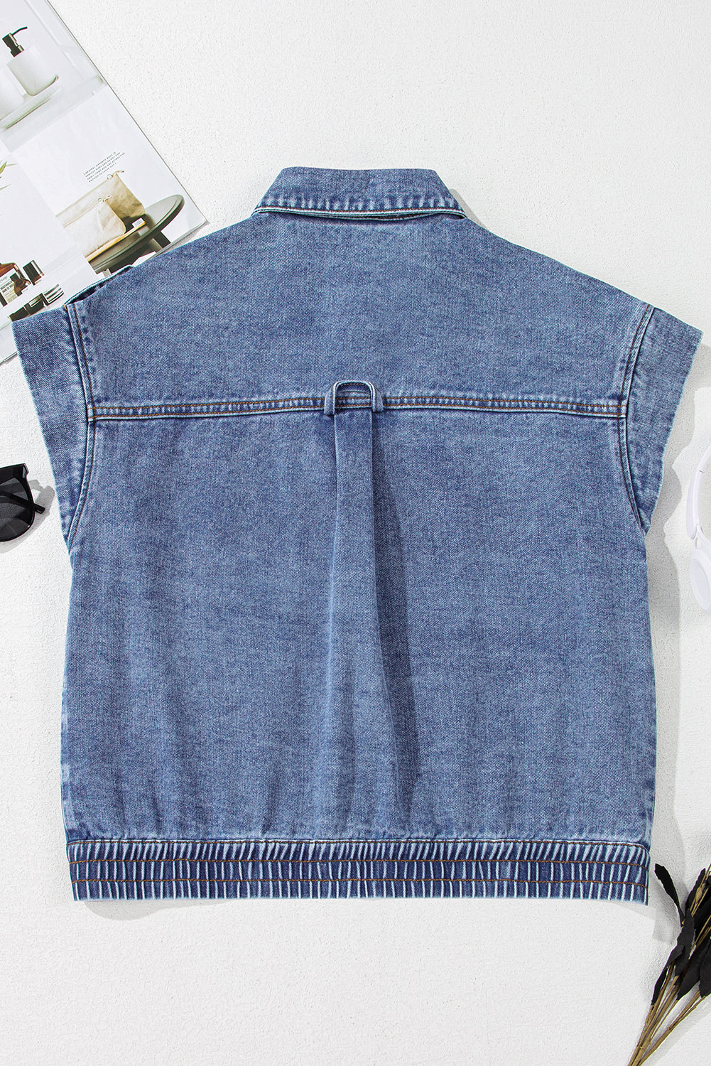 Gilet en jean boutonné à ourlet élastique délavé à l'acide