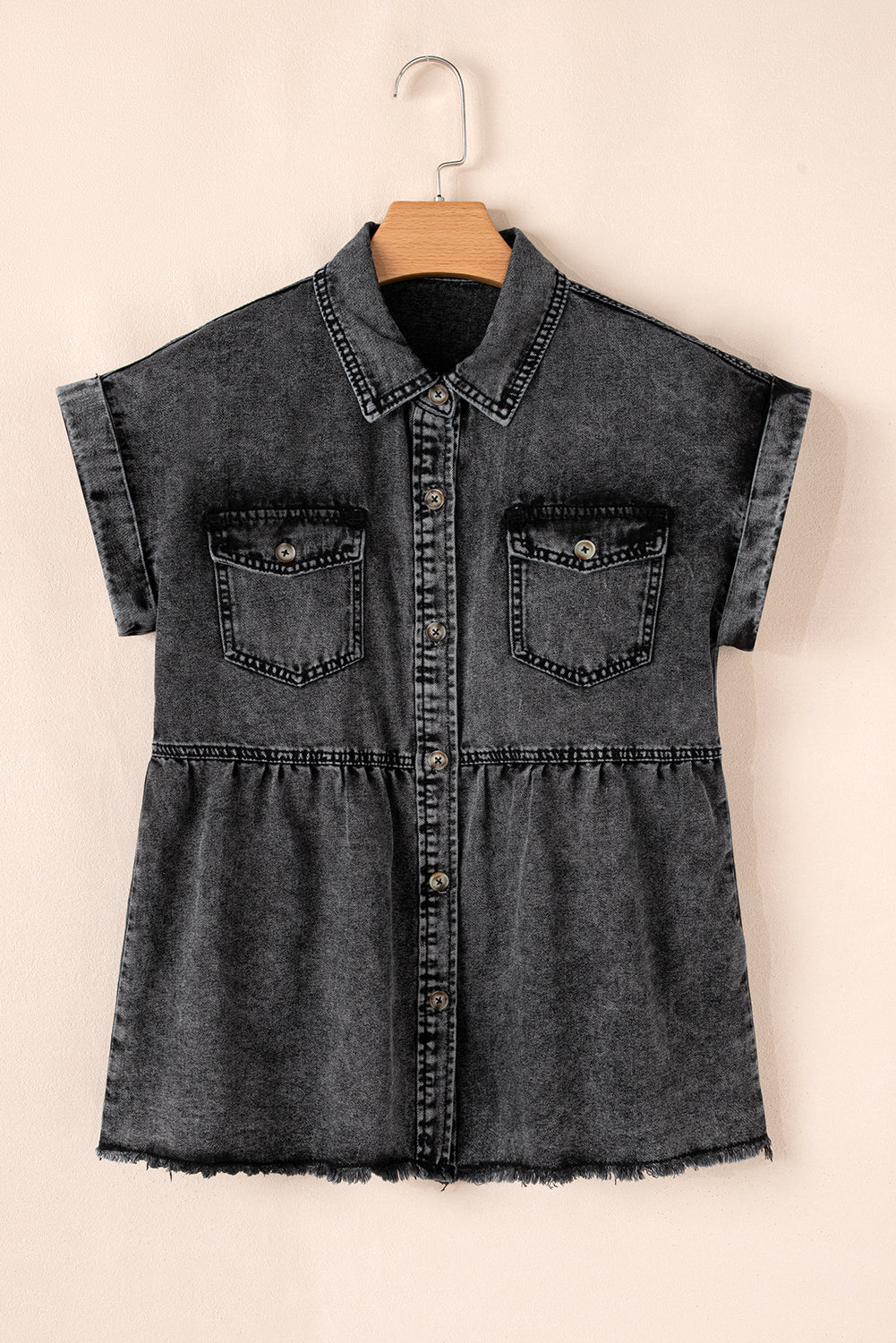 Chemise en jean à manches courtes, poche à rabat, boutonnée et ourlet brut