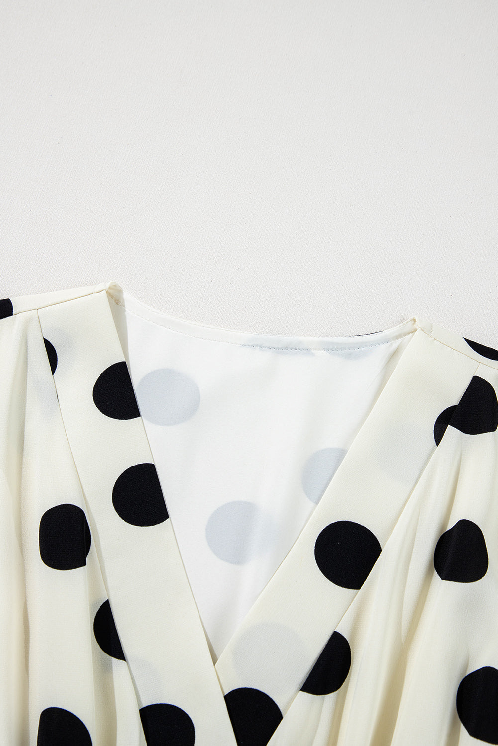 Mini-robe à pois, col en V, manches bouffantes et surplis
