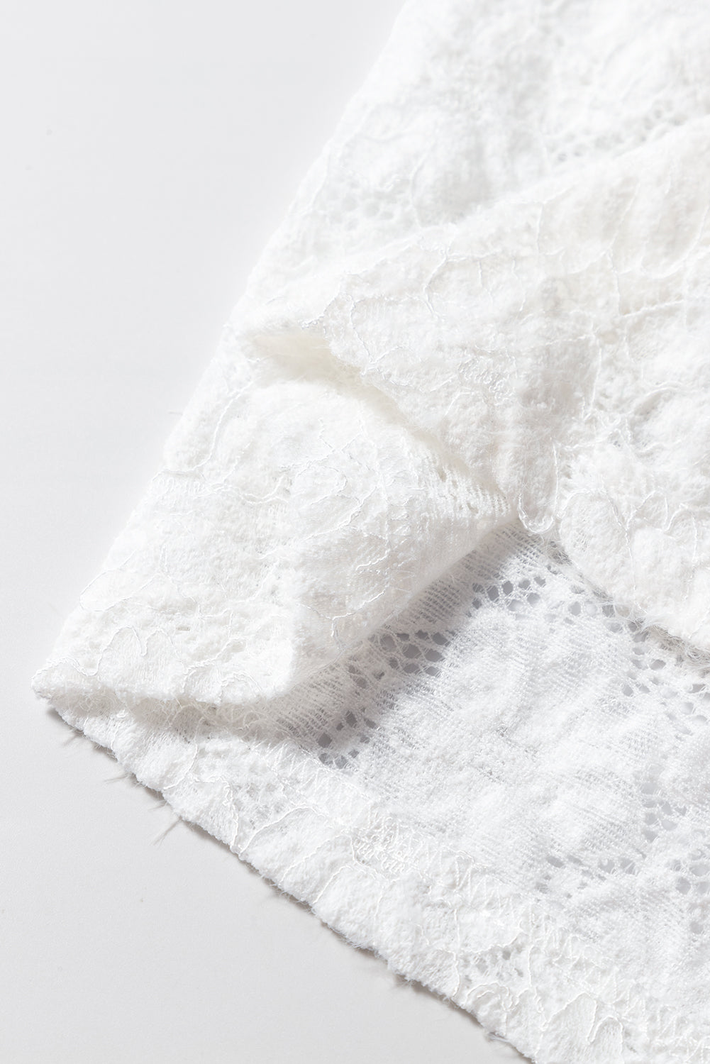 Haut a manches longues et col montant en dentelle florale