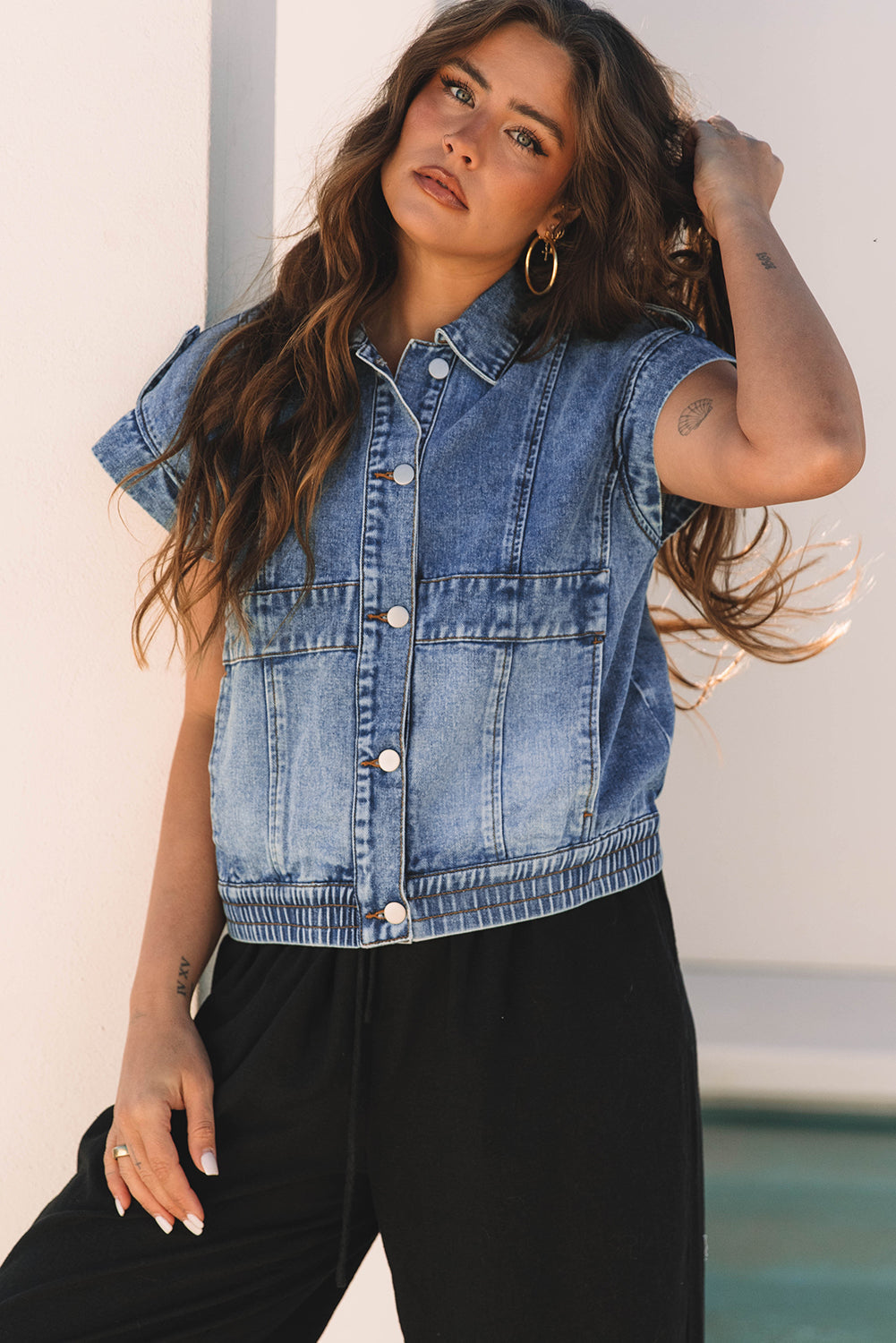 Gilet en jean boutonné à ourlet élastique délavé à l'acide