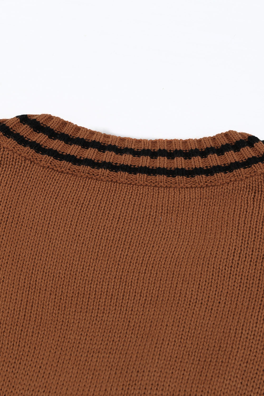 Pull à manches courtes avec bordures à rayures contrastées et col en V