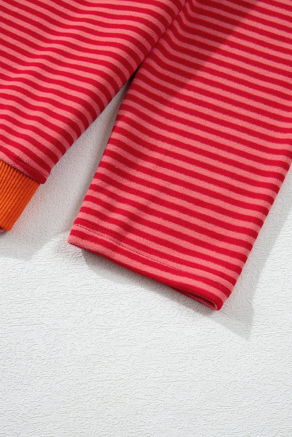 Haut a épaules tombantes a rayures bicolores et boutons latéraux