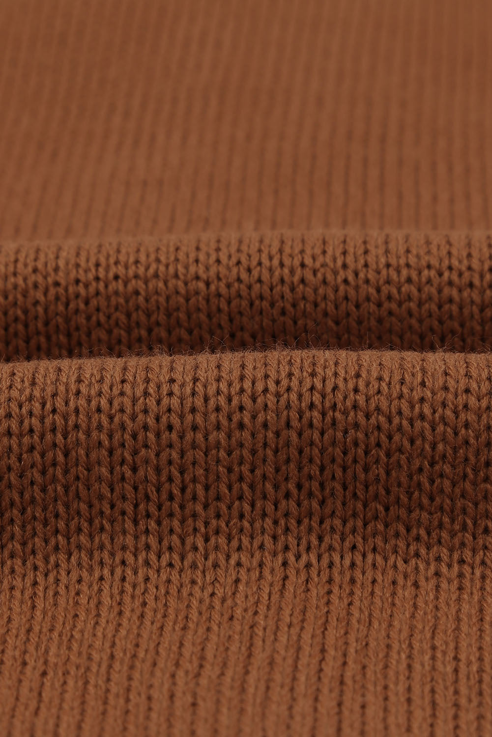 Pull à manches courtes avec bordures à rayures contrastées et col en V