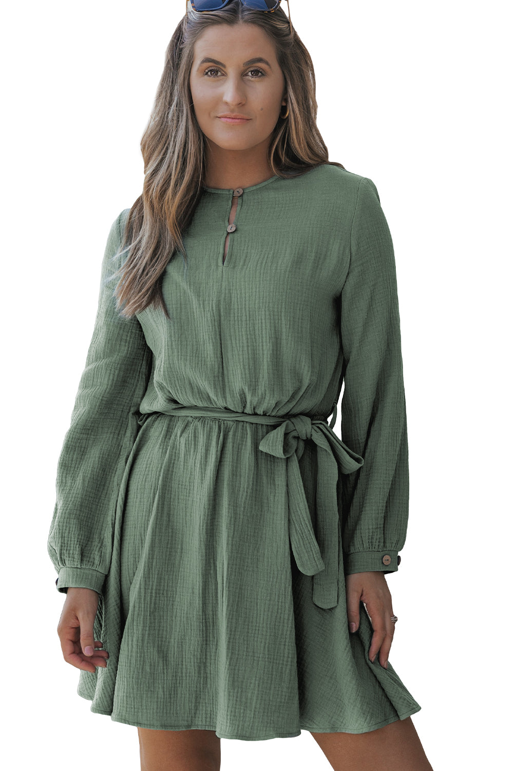 Mini-robe plissée ceinturée à manches bouffantes et col boutonné