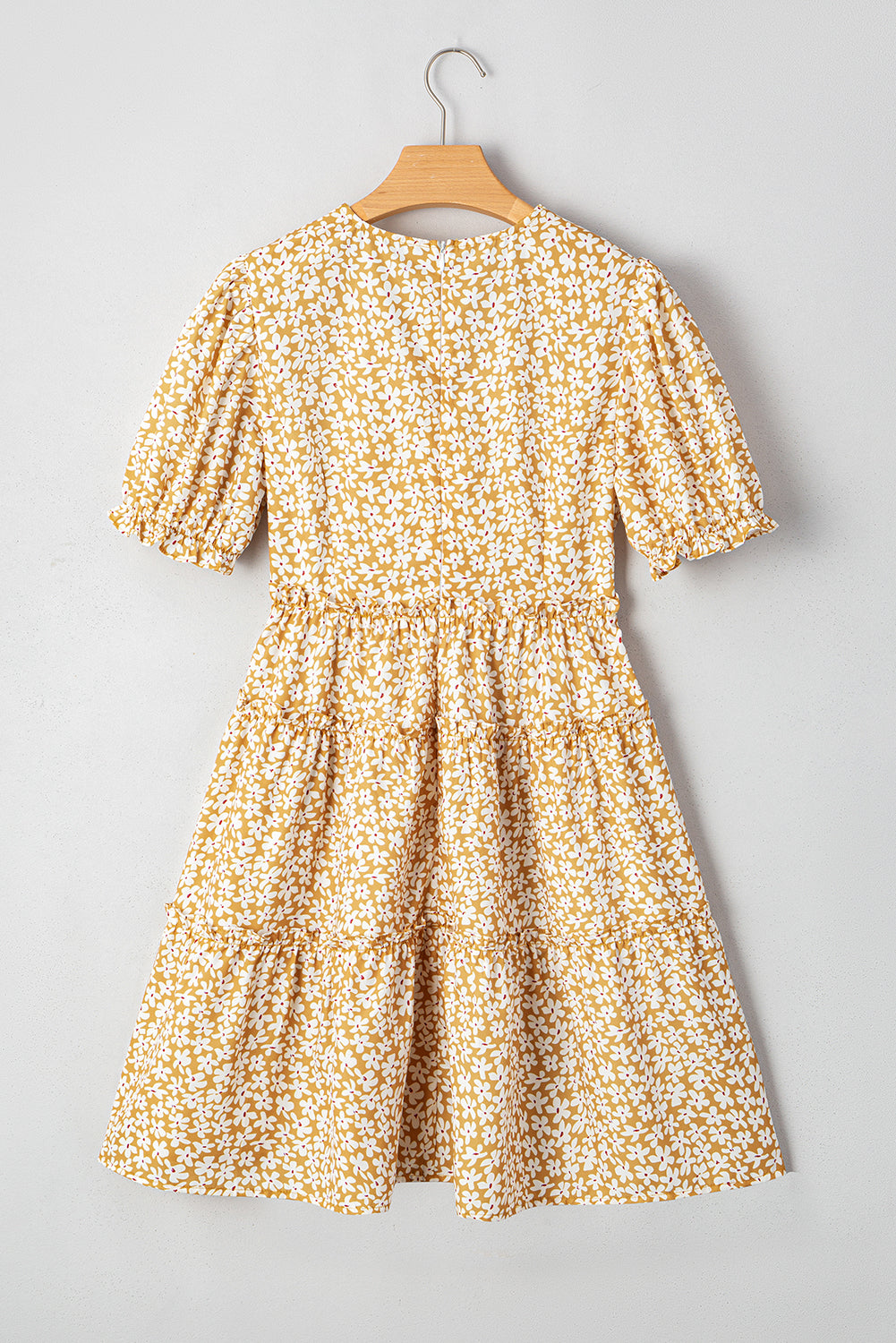 Mini-robe fleurie à volants et manches courtes, col en V