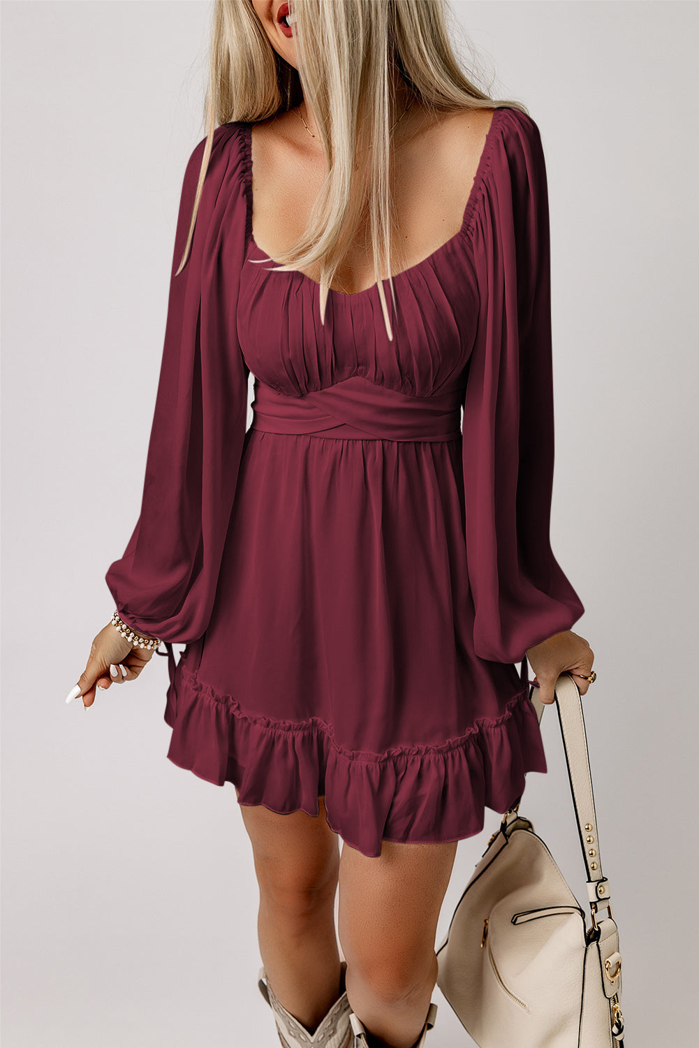 Mini-robe unie à volants taille haute col carré