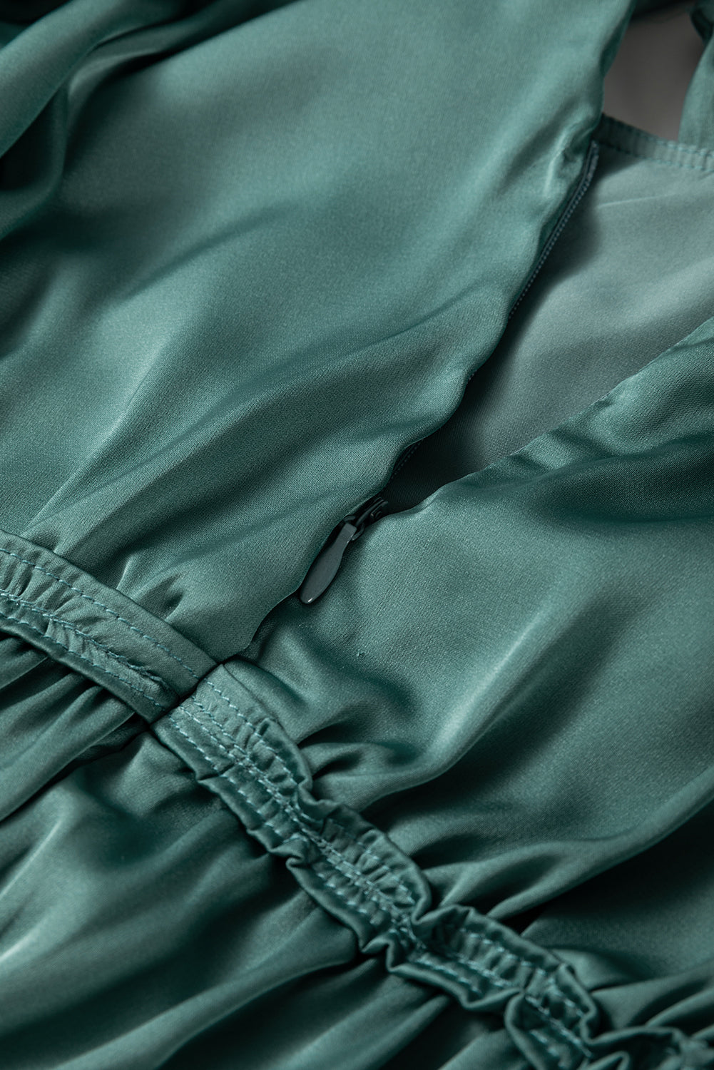 Mini-robe ample a volants et manches bouffantes