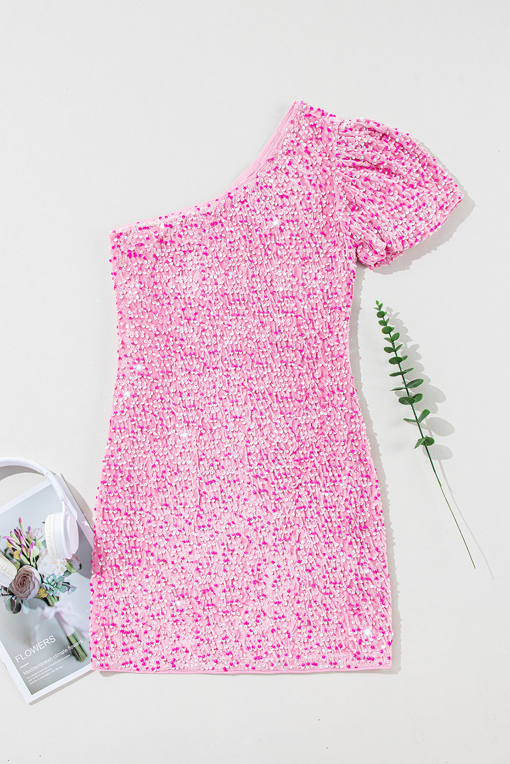 Mini-robe moulante a sequins et manches bouffantes
