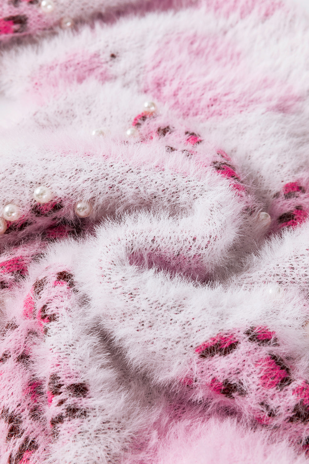 Pull pelucheux a bordure côtelée perlée et imprimé léopard cœur