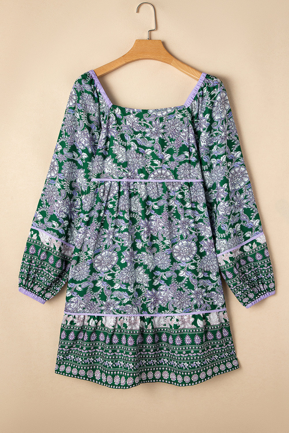 Robe à imprimé floral, bordure passepoilée, manches bouffantes, col carré
