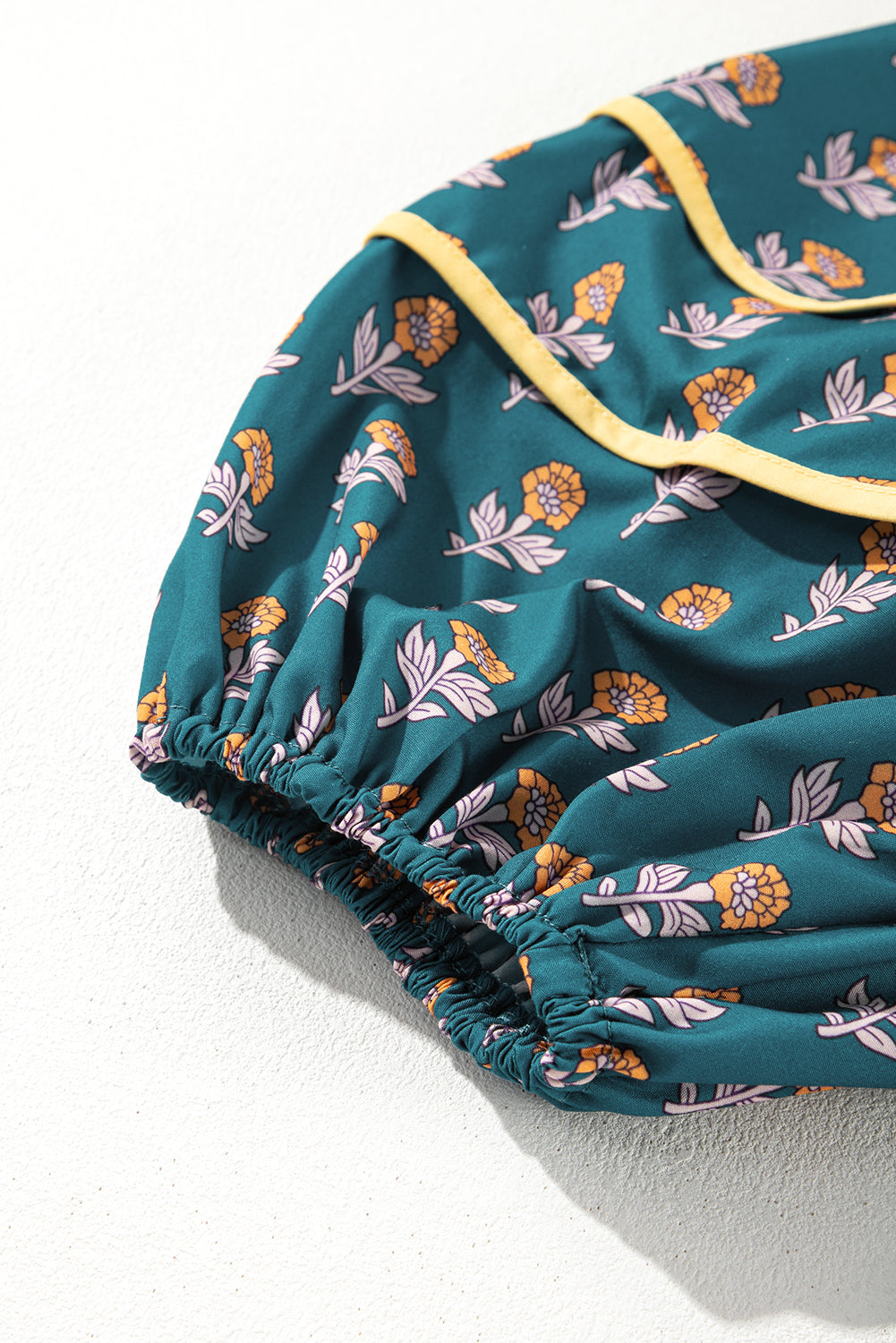Robe à manches bouffantes et col carré avec bordures contrastées florales