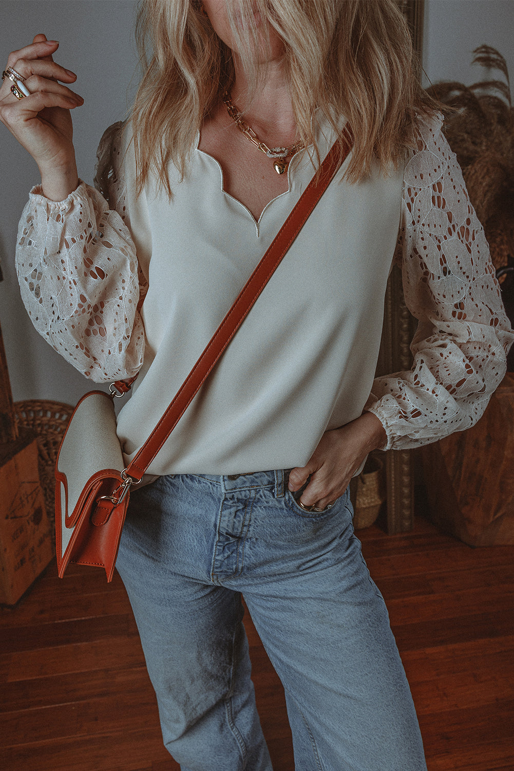 Blouse festonnée a manches lanternes creuses en dentelle a encolure en V