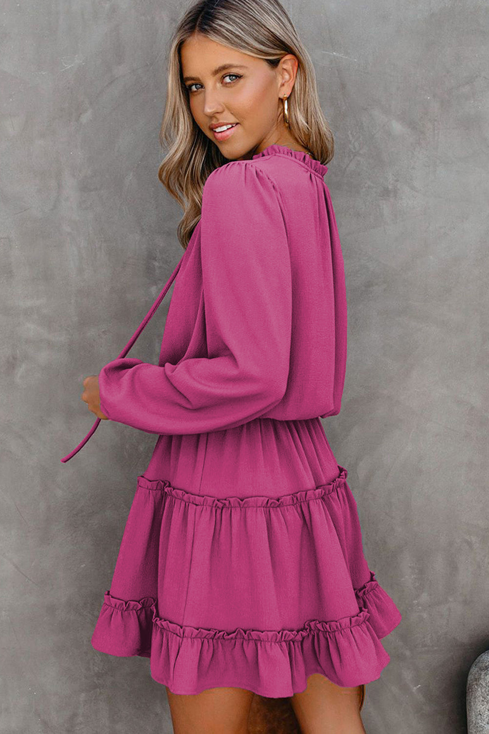 Mini-robe à volants et manches longues à col en V