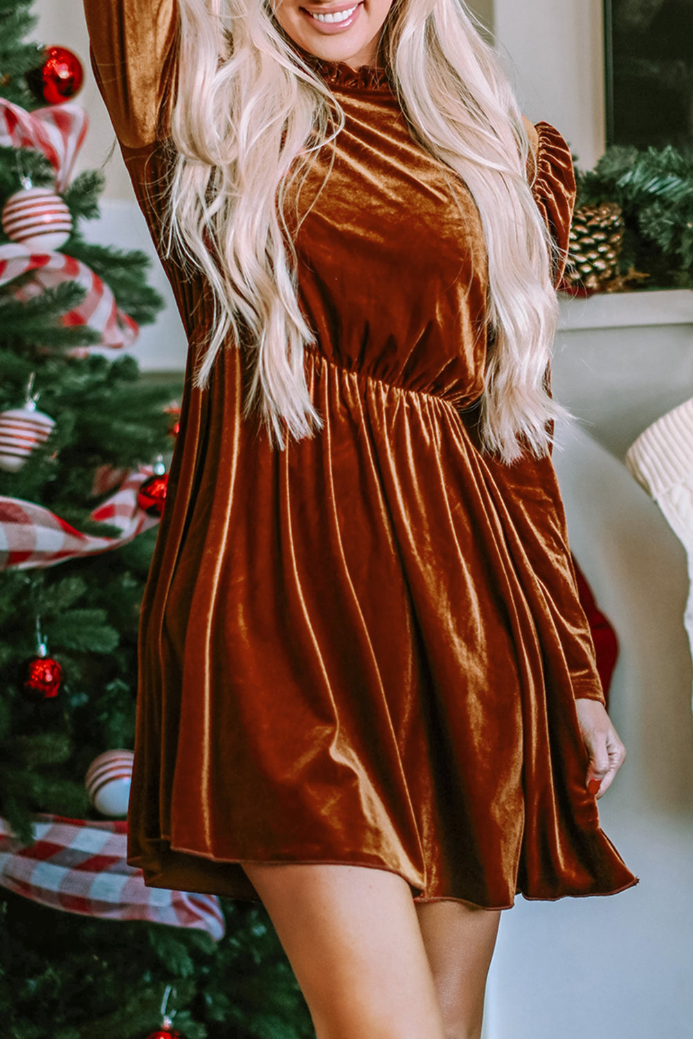 Robe trapèze en velours à manches gigot et col à volants