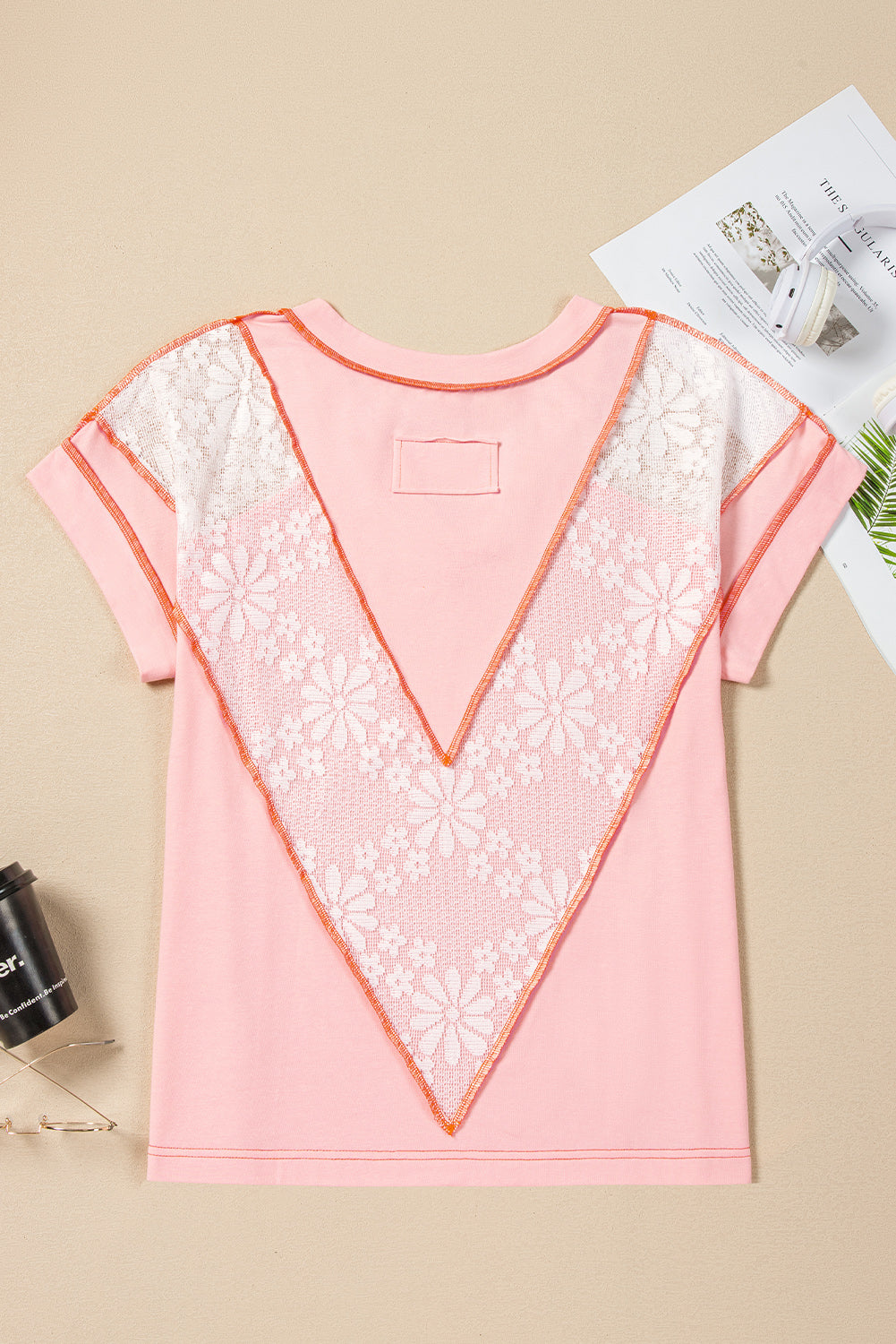 T-shirt col V à coutures apparentes et patchwork de dentelle