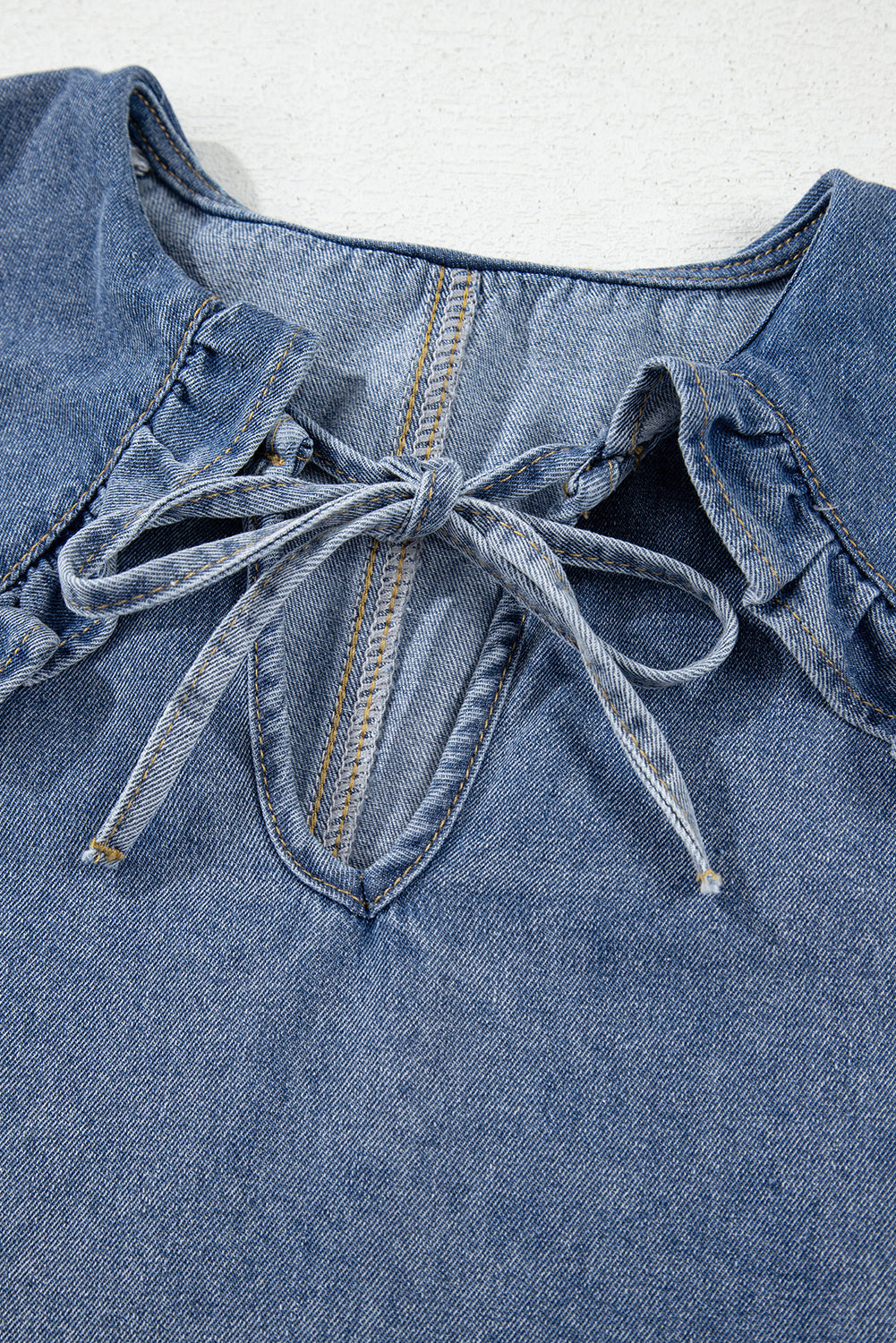 Mini-robe en jean à col volanté, poches latérales et manches bouffantes