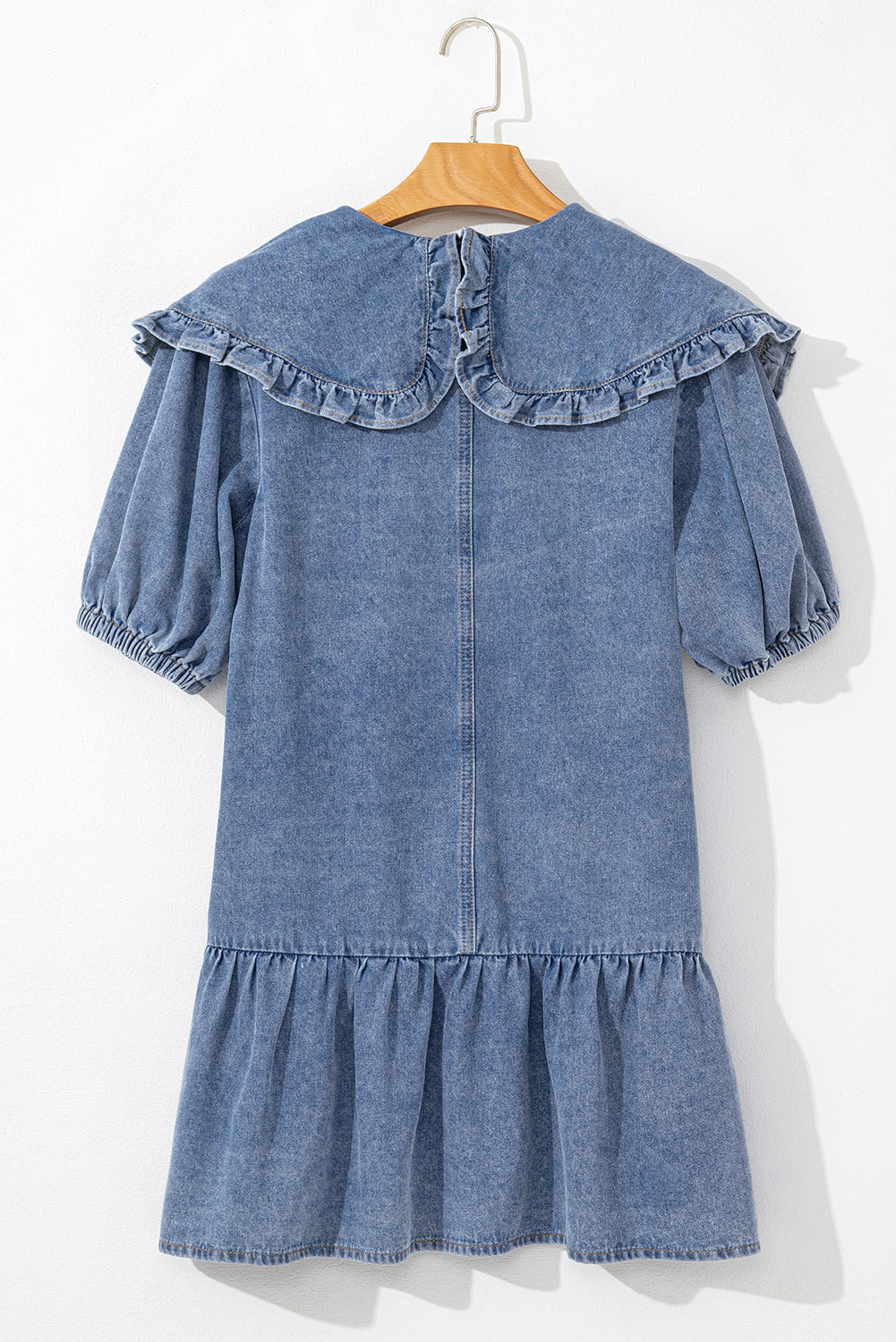 Mini-robe en jean à col volanté, poches latérales et manches bouffantes