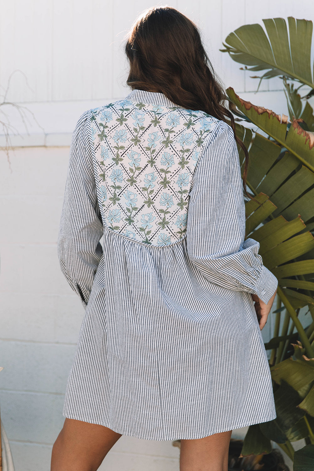 Mini-robe droite à manches longues et col en V noué en patchwork floral