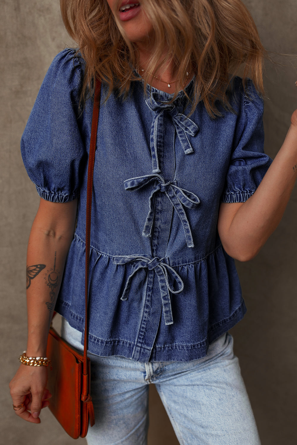 Chemise en jean à basque et manches bouffantes nouées sur le devant