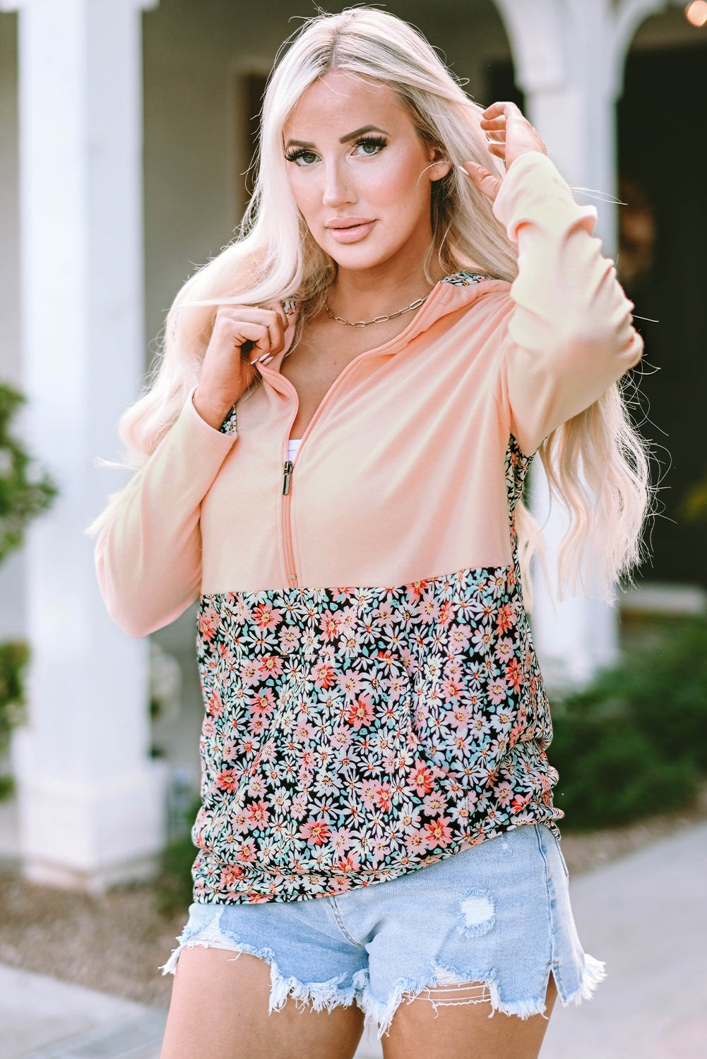 Sweat à capuche avec poche kangourou et patch floral à demi-zip