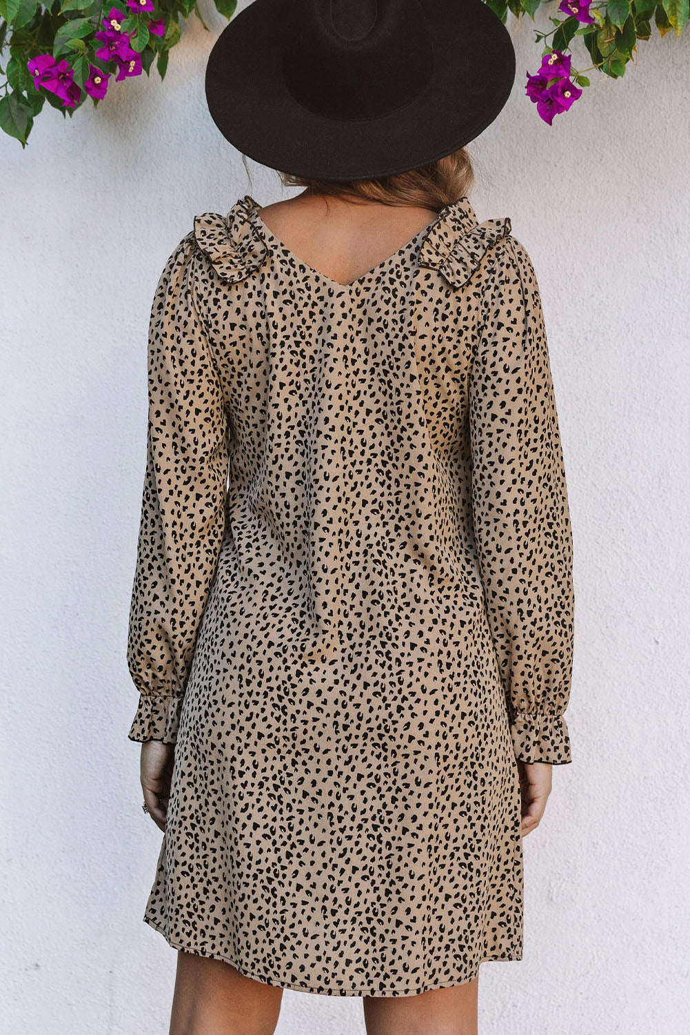Robe léopard à col en V et bordure à volants