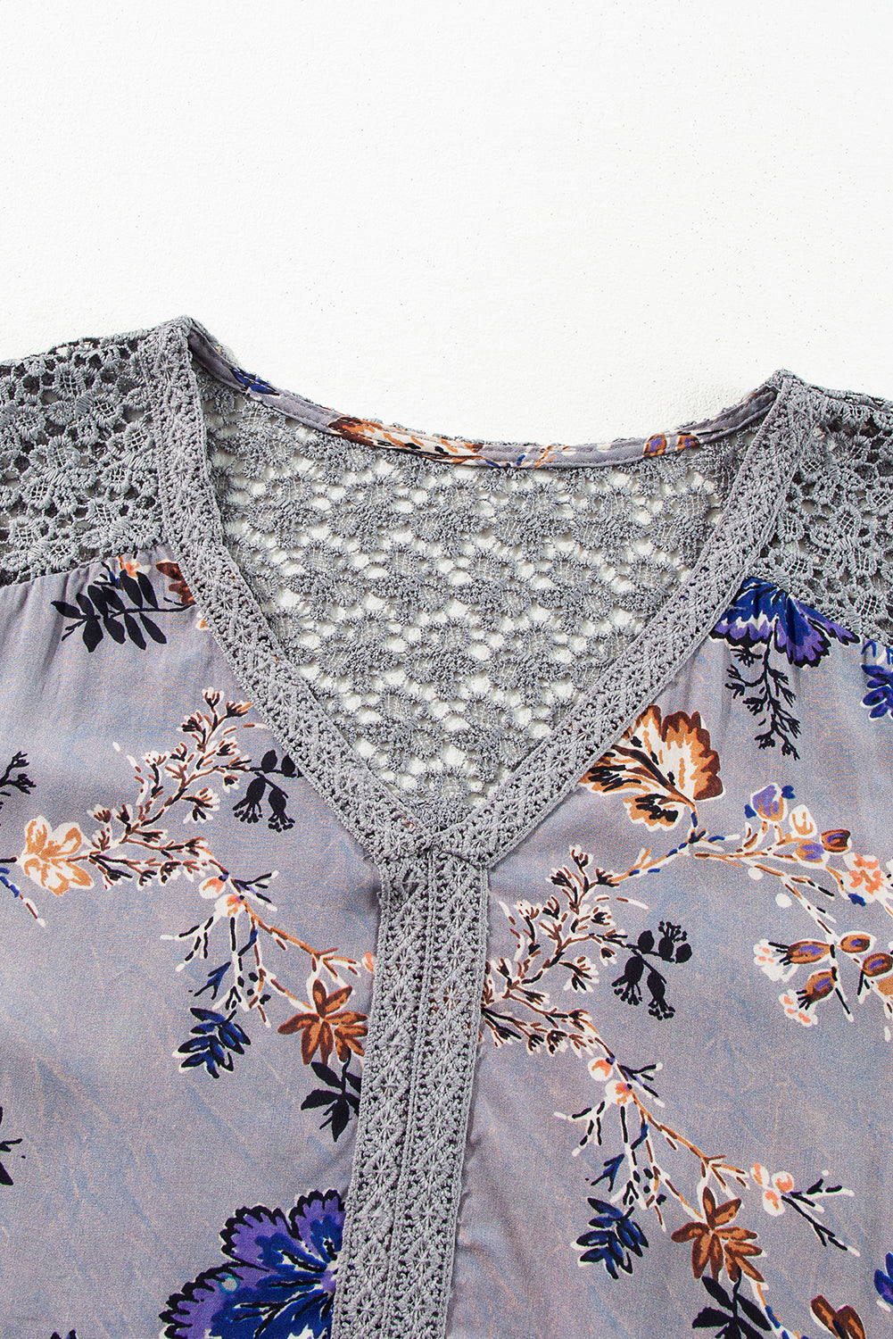 Chemisier à col en V et imprimé floral en dentelle patchwork avec nœud sur le devant