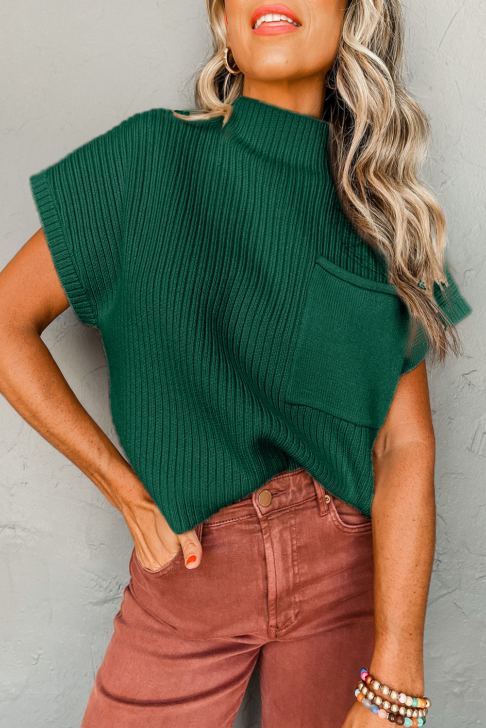 Pull à manches courtes en tricot côtelé avec poche plaquée