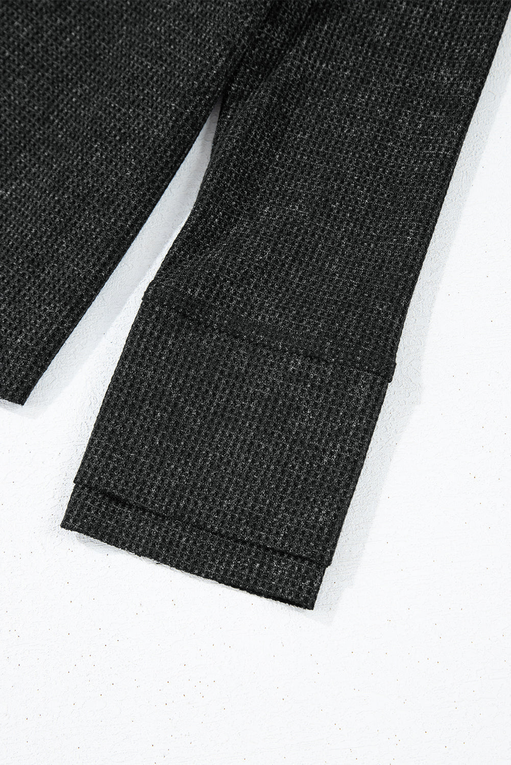 Haut a manches longues et encolure boutonnée en tricot gaufré délavé a l'acide