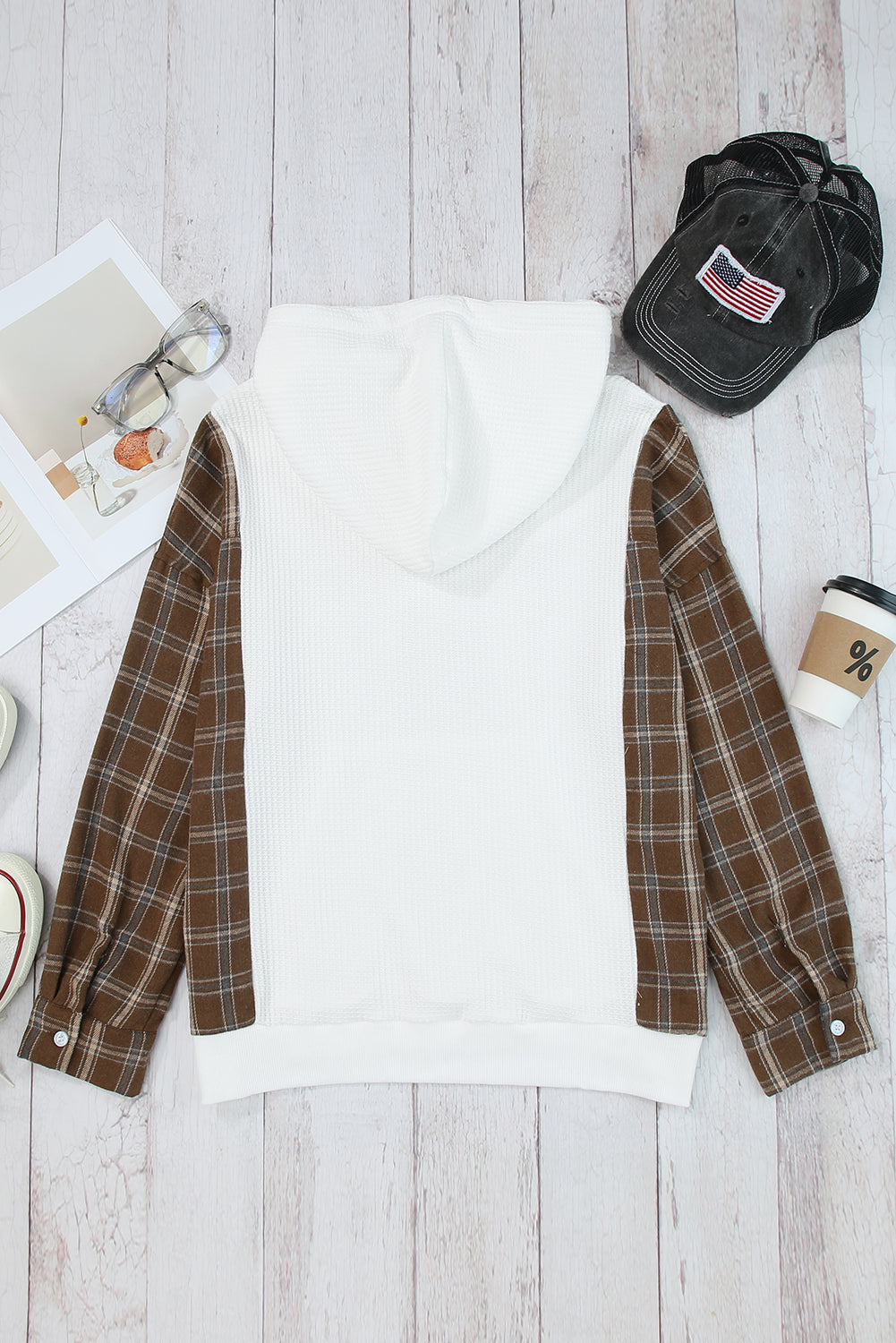 Sweat à capuche avec poche kangourou et manches à carreaux avec patch gaufré