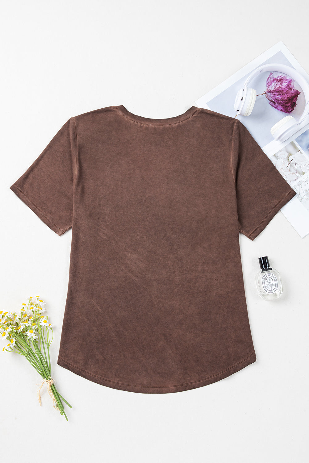 T-shirt décontracté à col en V et effet délavé minéral