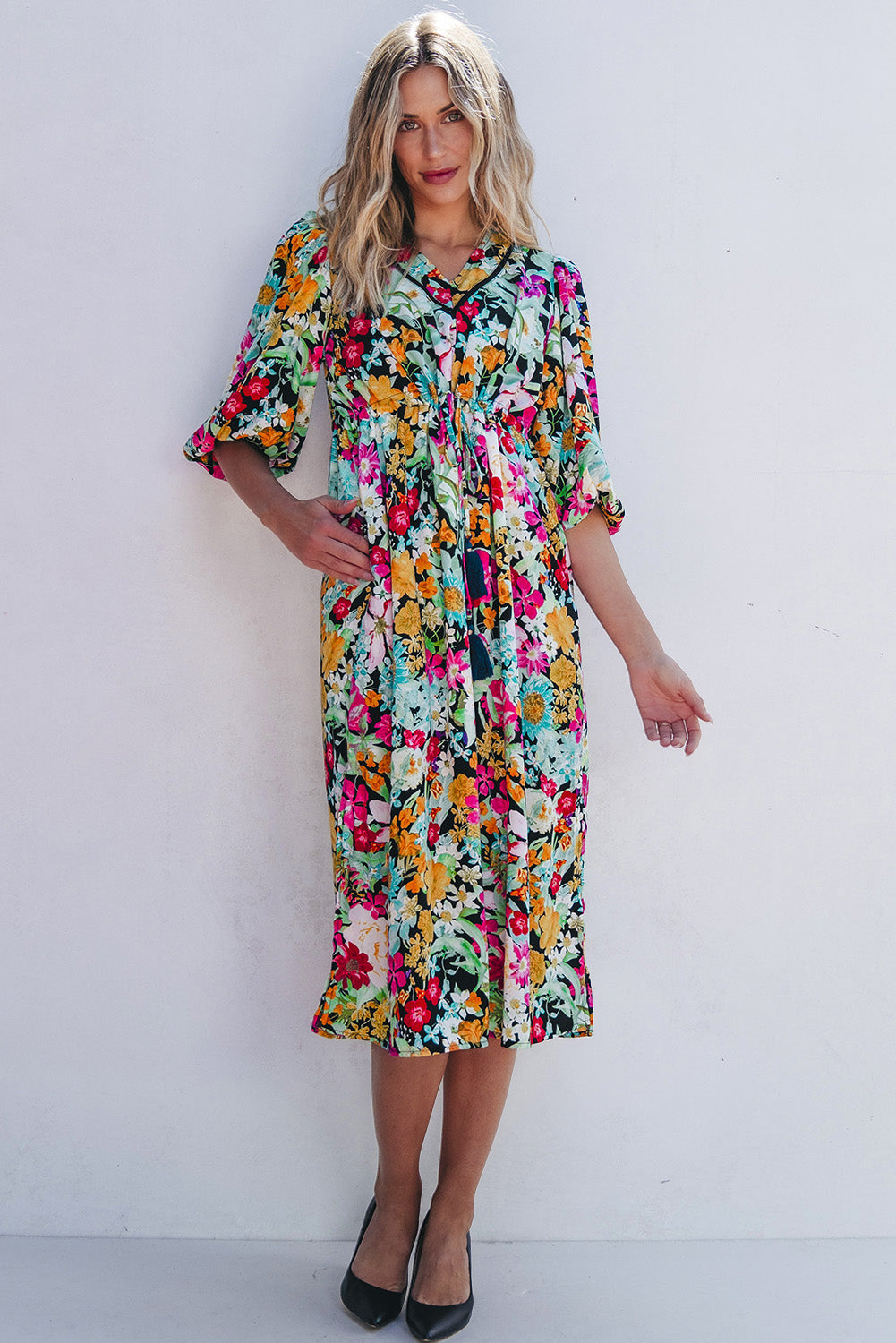 Robe florale à manches bouffantes et col en V avec cordon de serrage et pampilles