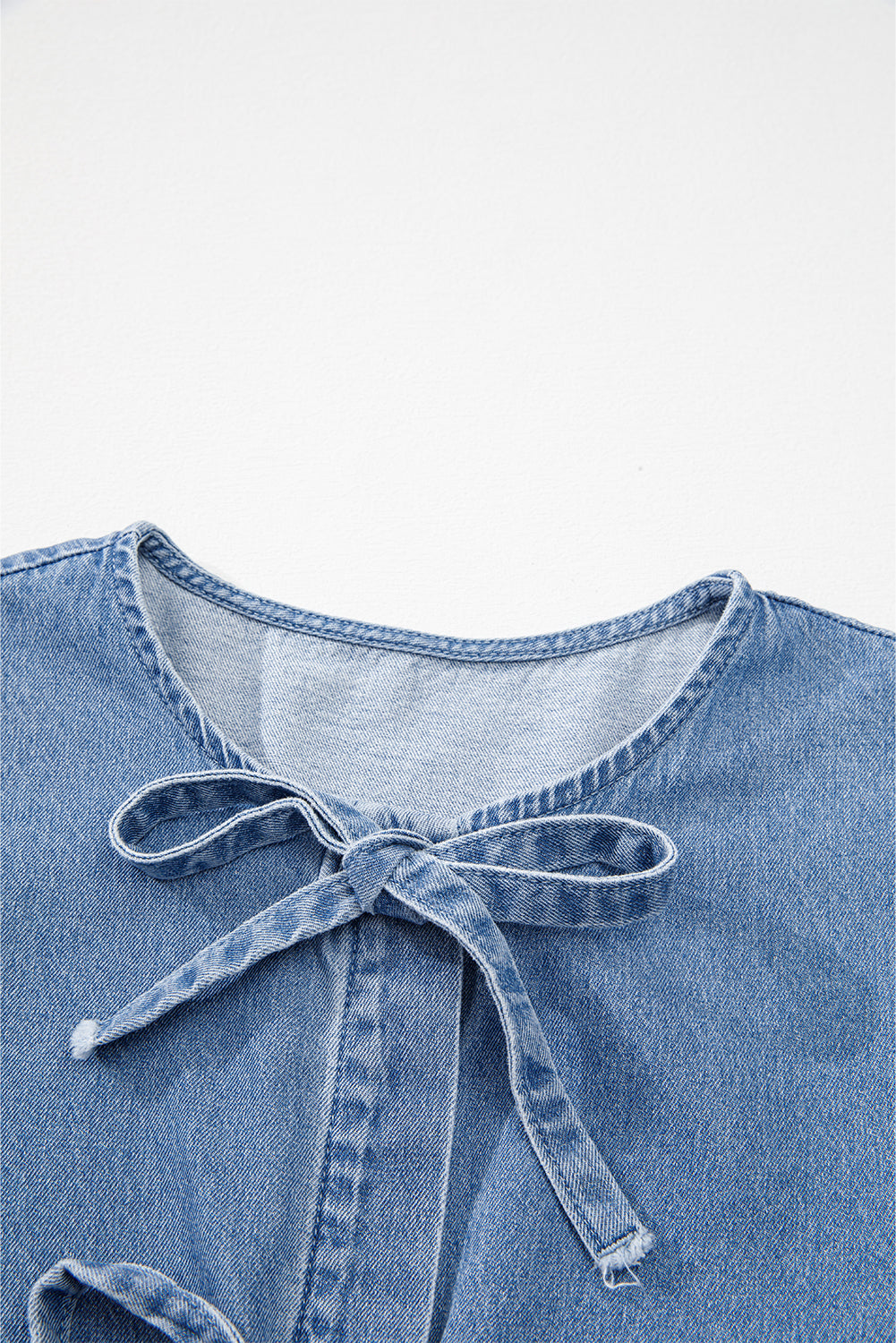 Chemise en jean péplum nouée sur le devant a manches bulles
