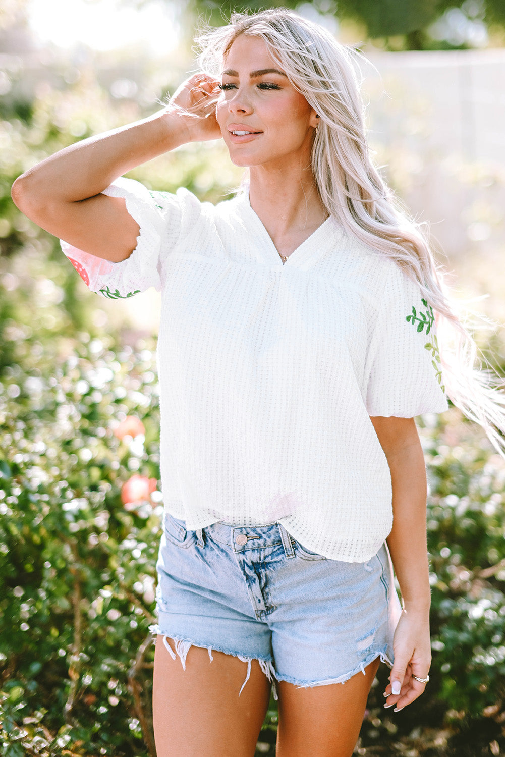 Blouse à col cranté et manches bouffantes brodées florales